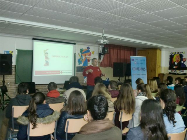 Monitores de Cruz Roja Española en Águilas imparten Talleres de Conducta PAS a cerca de 500 alumnos del IES Europa