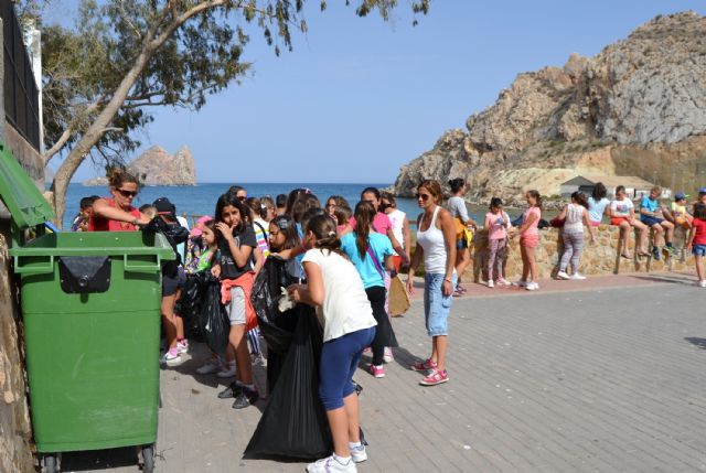 Los alumnos de 'Ecoescuelas Litorales' realizan una actividad medioambiental en la playa de Los Cocedores del Hornillo
