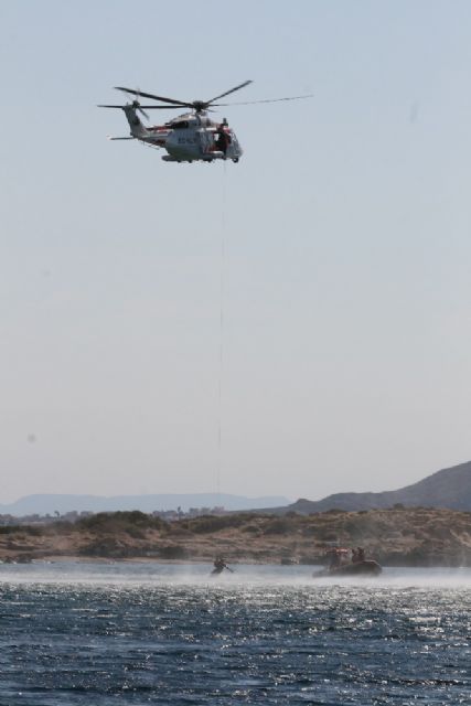 Rescate de náufragos en la Bahía de El Hornillo en Águilas