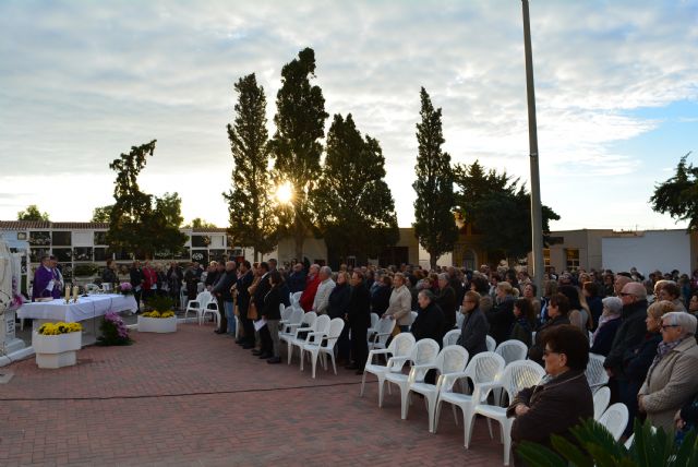 Más de cuatrocientas personas asisten a la misa celebrada en el Cementerio Municipal en memoria de los Fieles Difuntos