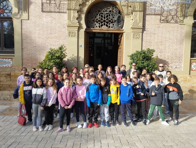 Alumnos del colegio Mediterráneo visitan el Ayuntamiento con motivo del Día de la Constitución