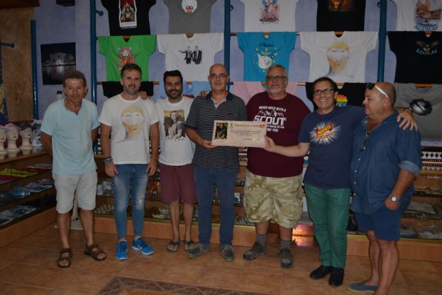 La exposición Artistas en Camiseta recauda 2.000 euros para la Asociación Alzheimer Águilas