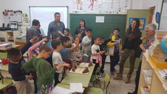 La Concejalía de Medio Ambiente y los alumnos del Mediterráneo desarrollan la campaña 'Un hogar para las golondrinas'