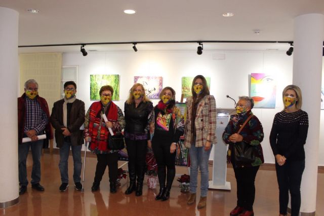 Los alumnos del taller Pint Art muestran sus trabajos en la exposición Emoción-Arte