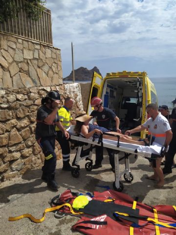 Servivios de emergencia rescatan a mujer herida al sufrir una caída cerca de la playa del Hornillo, Águilas
