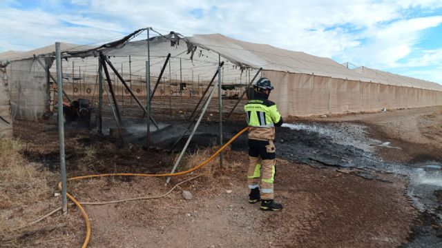 Servicios de emergencia han sofocado el incendio que se ha originado en un invernadero, en Águilas