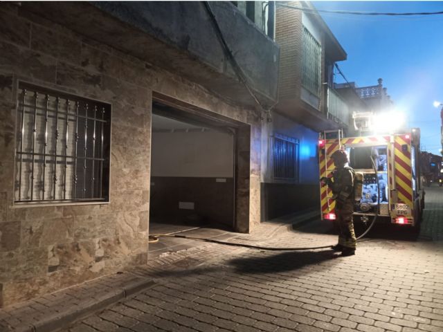 Servicios de Emergencia han extinguido el incendio originado en el bajo de una vivienda, en Águilas