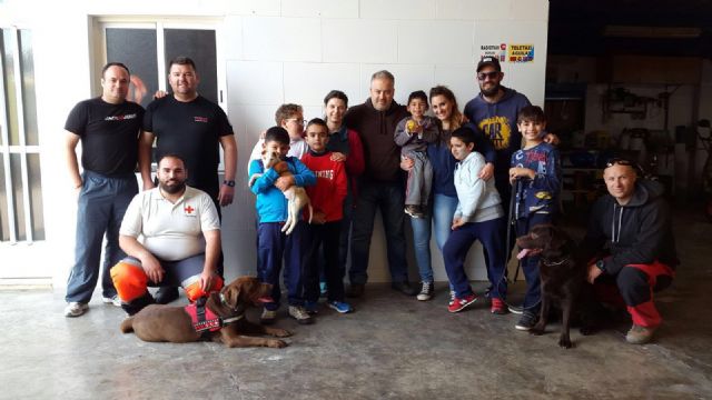 Los alumnos del aula abierta del Joaquín Tendero comparten juegos con la unidad canina de Protección Civil