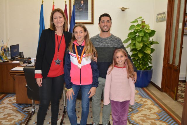 La gimnasta aguileña Carolina Castillo e recibida por la alcaldesa y el edil de Deportes tras su exitoso paso por el Campeonato de España