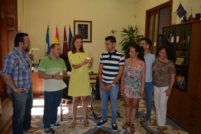 La alcaldesa recibe al galardonado equipo del musical 'El Libro de La Selva'