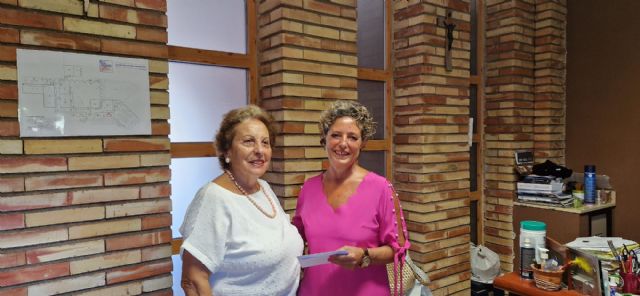 La exposición solidaria de Julia Rubín recauda 1.200 euros para la residencia de ancianos