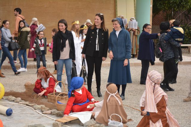 El colegio María Inmaculada celebra la Navidad con su tradicional Belén Viviente