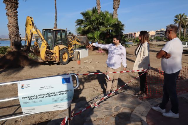 Ya ha comenzado la instalación de los nuevos lavapiés y pasarelas en las playas urbanas de Águilas