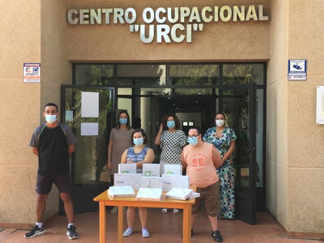 CC Águilas Plaza dona 12 tablets a la asociación URCI