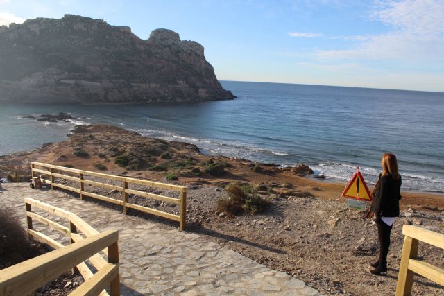 La alcaldesa visita las obras de mejora de accesibilidad a la playa Amarilla