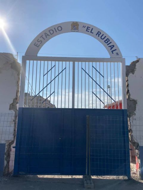 Nueva puerta de acceso al estadio de fútbol El Rubial