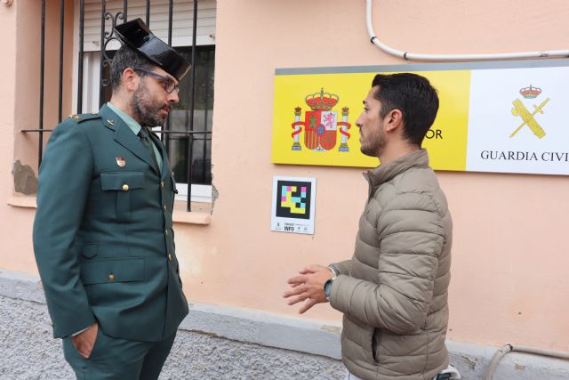El Cuartel de la Guardia Civil de Águilas se convierte en el primero de España en incorporar códigos Navilens para informar a personas con discapacidad visual