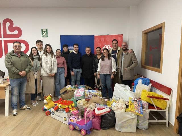 NNGG Águilas entrega a Cáritas los juguetes y la ropa recogidos en su campaña solidaria 2023