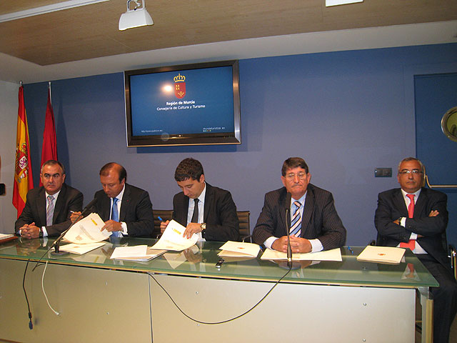 El consejero de Cultura y Turismo, Pedro Alberto Cruz, junto al delegado del Gobierno, Rafael González Tovar; el presidente del Instituto de Turismo de España, Joan Mesquida; el alcalde de Águilas, Juan Ramírez, y el presidente del Consorcio Turístico de Águilas, Sebastián Fernández