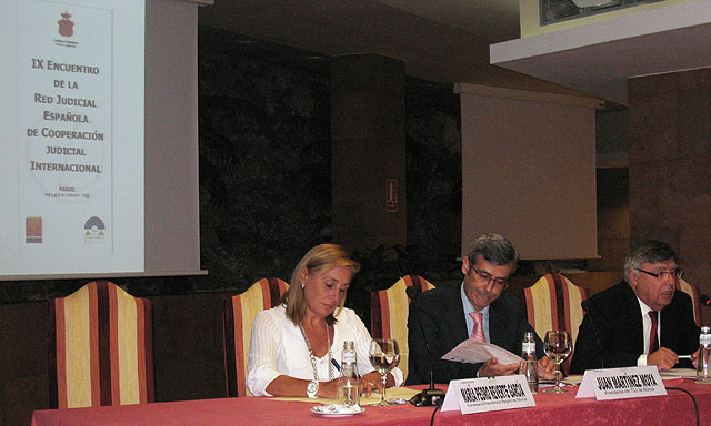 La consejera de Presidencia y Administraciones Públicas, María Pedro Reverte, junto al presidente del Tribunal Superior de Justicia de Murcia, Juan Martínez Moya, y el vocal del Consejo General del Poder Judicial, Miguel Carmona Ruano