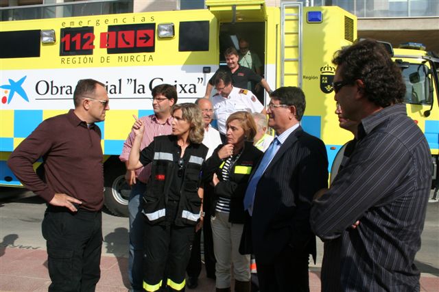 En la foto, Reverte (centro), junto al alcalde de Águilas, Juan Ramírez (derecha), el director general de Emergencias, Luis Gestoso (izq.) y técnicos coordinadores del ejercicio de simulación