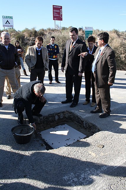 El consejero José Ballesta, acompañado por el alcalde de Águilas, Juan Ramírez, asiste al acto de colocación de la primera piedra de las obras de mejora de la carretera de Calarreona (RM-333), que facilitarán el acceso a las playas del municipio y mejorarán las comunicaciones de la Región con la provincia de Almería