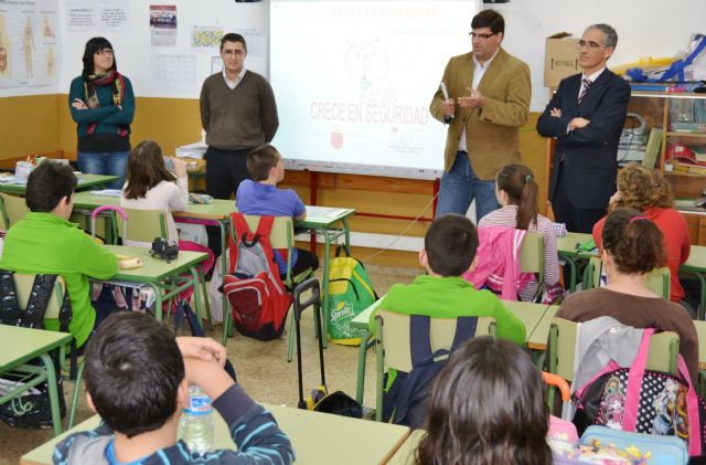 Alumnos de Águilas aprenden a prevenir accidentes con el programa 'Crece en Seguridad'