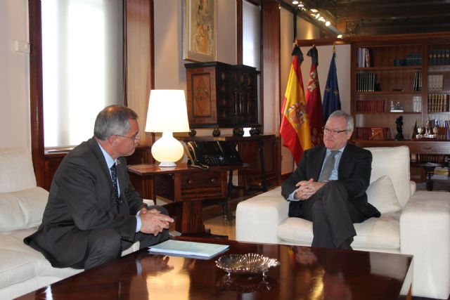 El presidente de la Comunidad, Ramón Luis Valcárcel, recibe al alcalde de Águilas, Bartolomé Hernández