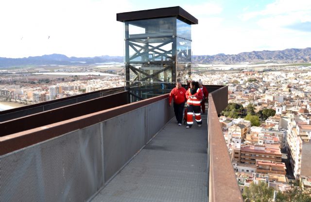 La puesta en marcha del ascensor del Castillo posibilita el acceso a personas con movilidad reducida