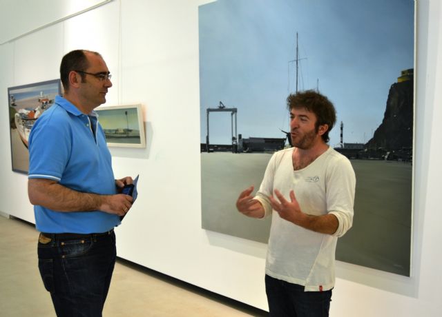 El pintor almeriense Eduardo Roca expone su obra en el Auditorio de Águilas