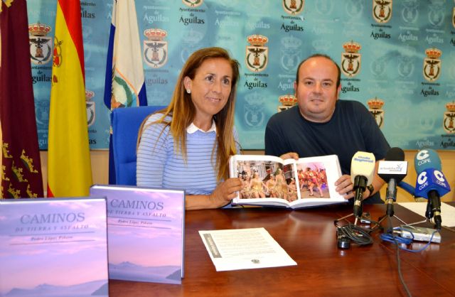 El fotógrafo aguileño Pedro López Piñero recopila más de trescientas instantáneas en su libro 'Caminos de Tierra y Asfalto'