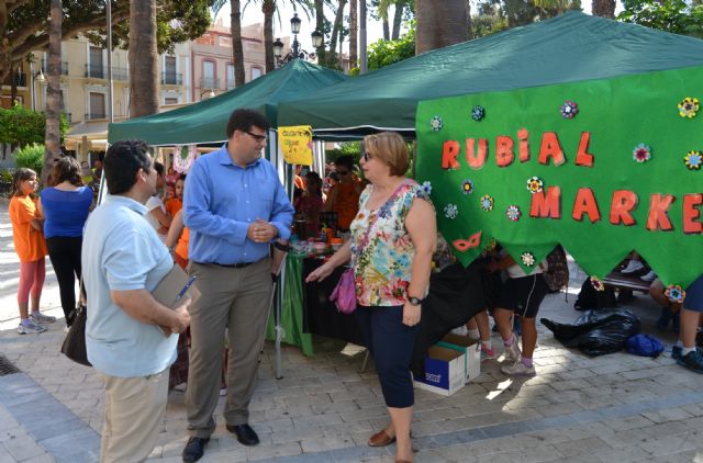 Alumnos de los colegios Ramón y Cajal y El Rubial instalan un 'Minimarket' en la Plaza de España de Águilas