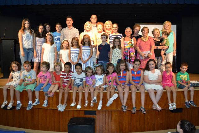 Los alumnos del taller de dibujo y pintura 'Pint-Art' reciben sus diplomas de fin de curso