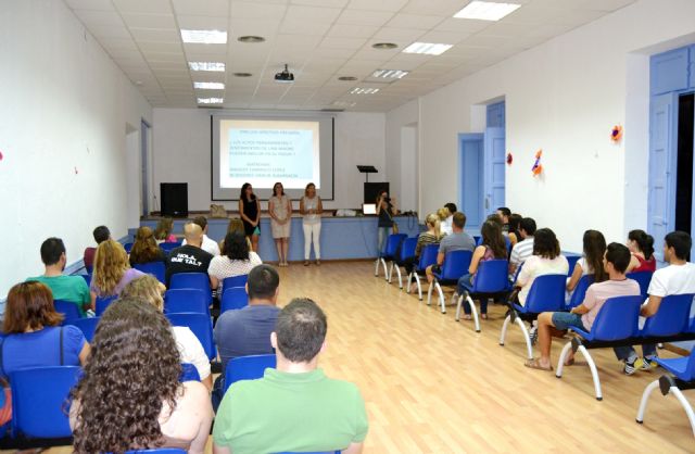 Una 'Escuela de Madres y Padres' prepara a decenas de parejas aguileñas para el parto