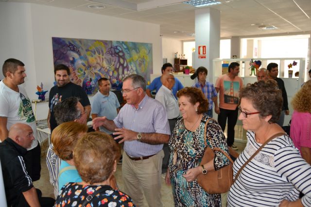 El alcalde de Águilas visita la sede de Afemac con motivo del Día Mundial de la Salud Mental