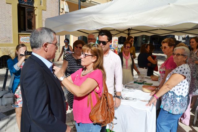 Lazos solidarios en Águilas para conmemorar elDía Mundial del Cáncer de Mama