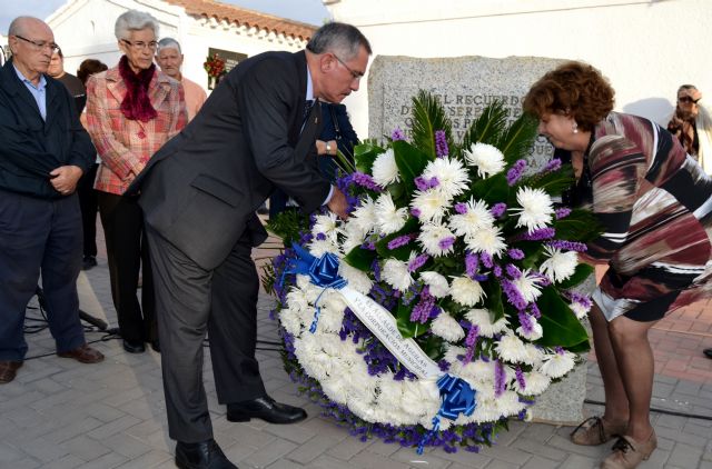 La Misa en memoria de los Fieles Difuntos congrega a medio millar de aguileños en el cementerio