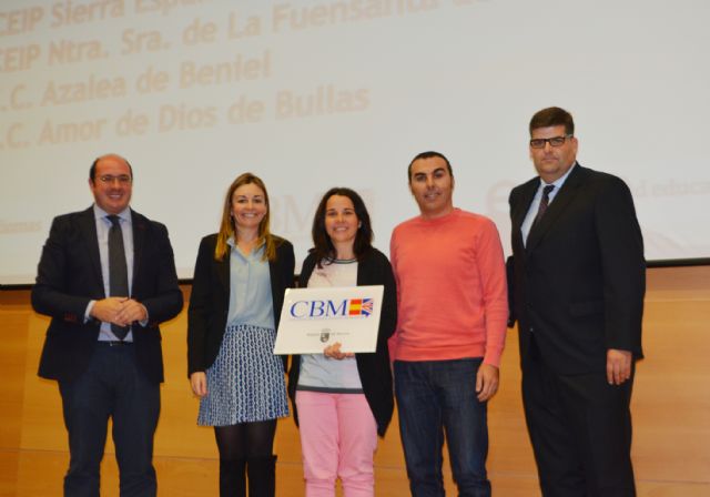 Educación entrega al Colegio María Inmaculada el distintivo de Centro de Enseñanza Bilingüe