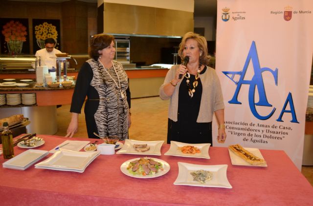 Las amas de casa de Águilas aprenden nuevas recetas en el XIX curso de cocina navideña