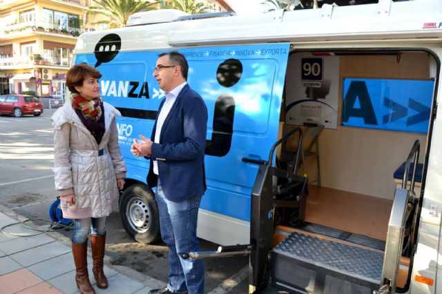 El 'Infomóvil' presta asesoramiento a los emprendedores de Águilas