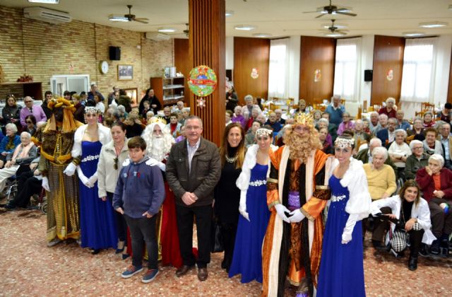 Miles de personas reciben a los Reyes Magos en Águilas