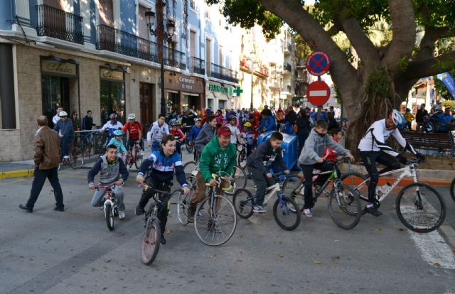 El Paseo Ciclista de Reyes en Águilas reúne a trescientas personas