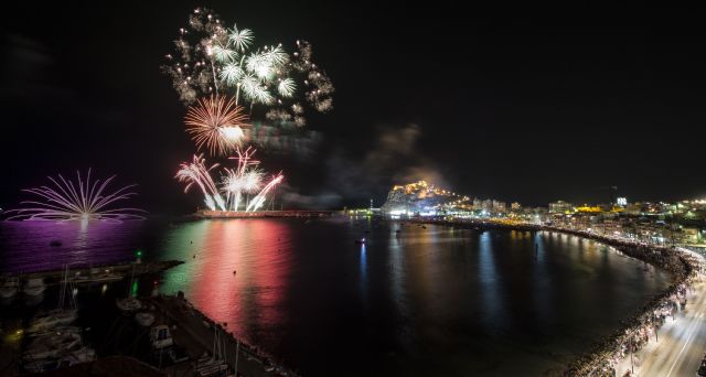 Alfonso Jesús López gana el IV Concurso Fotográfico 'Fuegos Artificiales de Águilas'