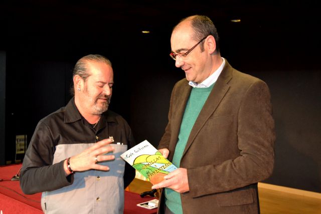 El artista aguileño Caín Quiñonero presenta su libro Comillas y Paréntesis