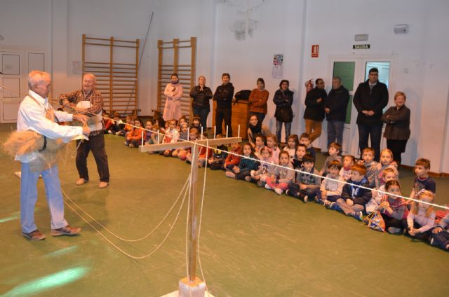El colegio Las Lomas acoge una exposición sobre el esparto para homenajear a la Mussona