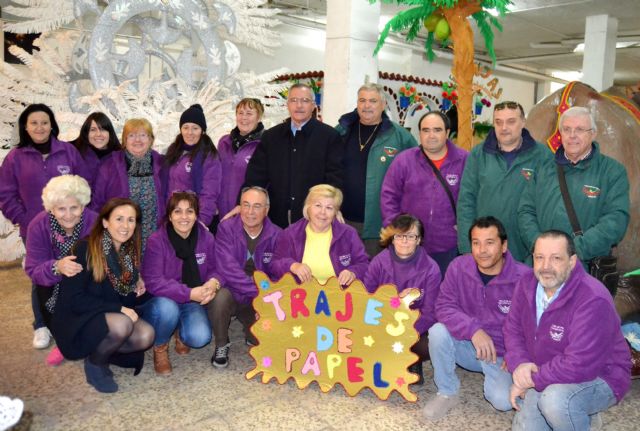 Los integrantes del Taller de Trajes de Papel se afanan en ultimar los diseños de este Carnaval