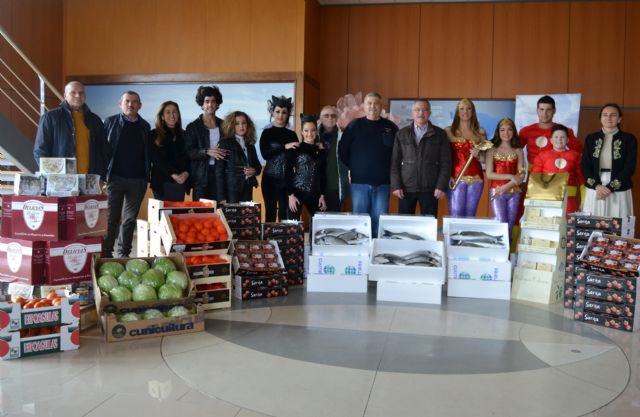 Los Personajes del Carnaval de Águilas 2015 reciben su peso en productos de la tierra