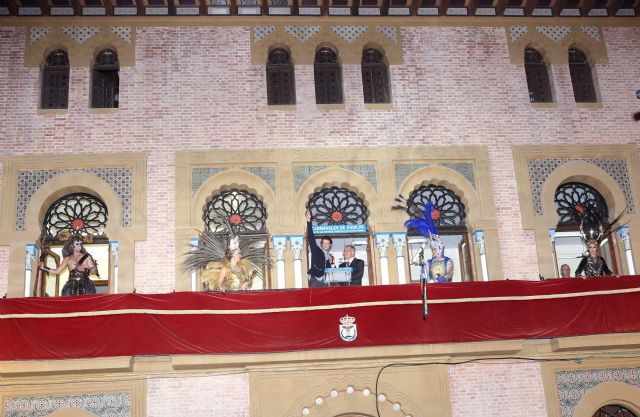 Miles de personas aclaman a Edu Soto en su pregón del Carnaval de Águilas