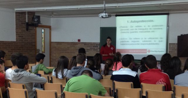 400 alumnos y profesores de Águilas reciben formación en Primeros Auxilios