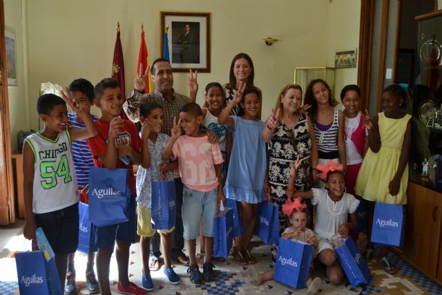 Catorce niños saharauis del programa Vacaciones en Paz disfrutan del verano en Águilas
